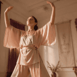 Les 8 postures du qi gong Soutenir le ciel femme bras levés