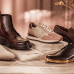 chaussure homme tendance 2025 sur podium marbre accessoires luxe
