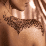 tatouage épaule femme dentelle ornemental noir prune