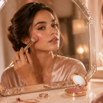 Comment mettre du blush femme miroir