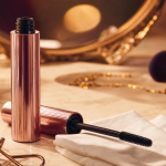 Comment mettre du mascara sans paquets, brosse propre et regard intense