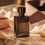 Giorgio Armani parfum homme : flacon marine et cuiré sur table en marbre