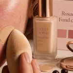 Meilleur fond de teint pour rosacée : application au pinceau sur peau rosacée