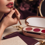 Quelle couleur de rouge à lèvres pour peau claire : main applique rose, miroir et écrin