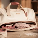 Sac sport femme chic en nylon satiné ivoire, élégance et performance