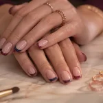 Tendance vernis à ongles : effet glacé sur ongles prune et bleu sourd