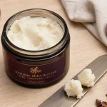 Bienfaits beurre de karité : pot de beurre sur table en bois