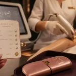 Épilation définitive au laser en cabine : technicienne guide une séance