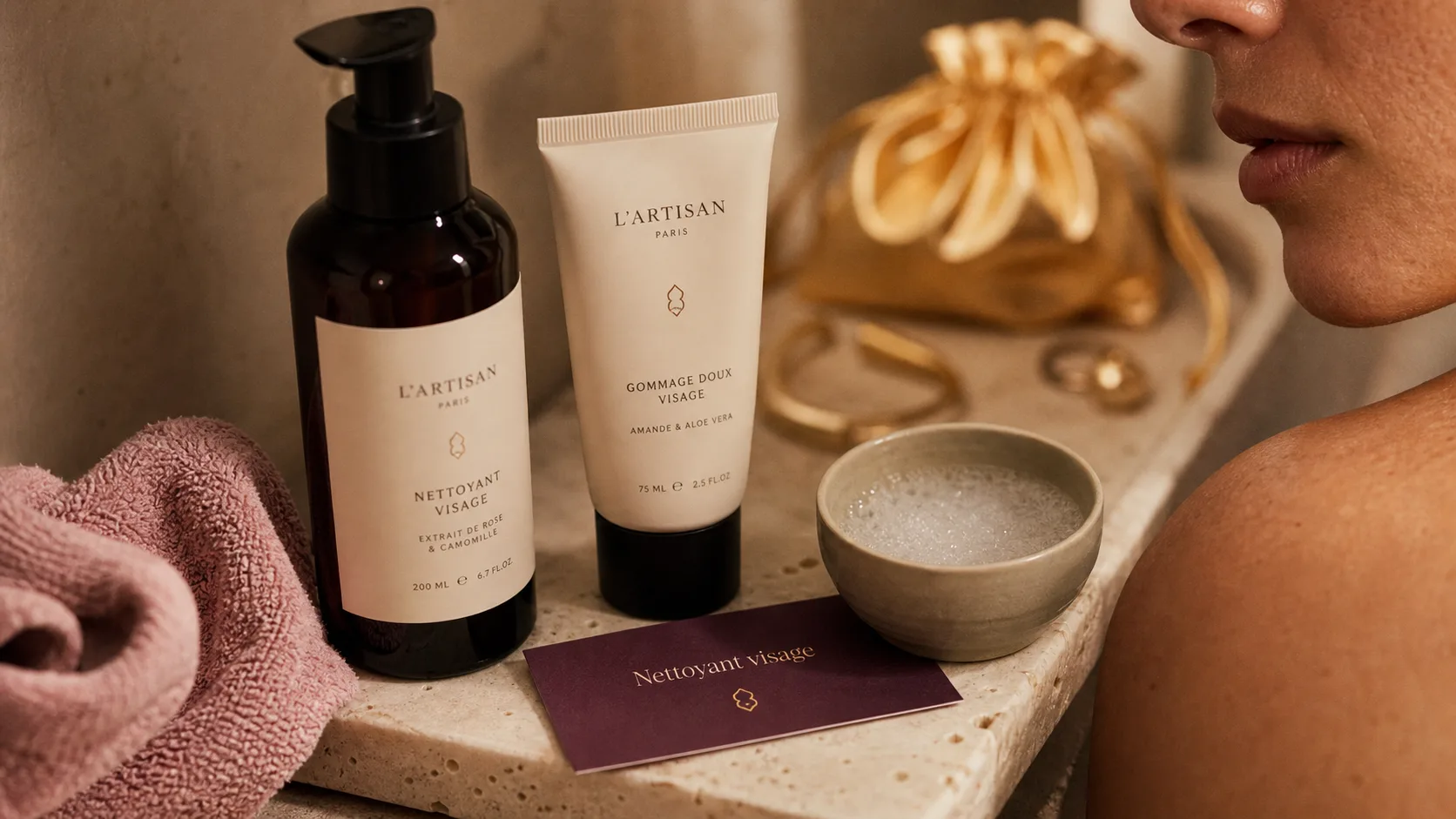 Meilleur nettoyant visage : texture et pH, flacon crème en salle de bain