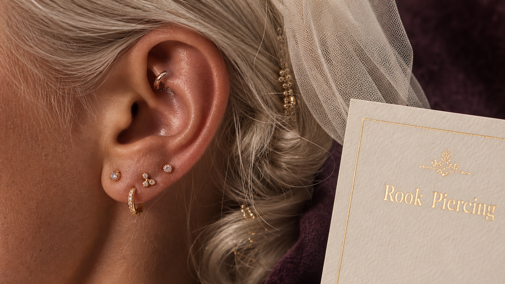 Piercing rook signification : bijou cartilage rose doré sur l’oreille