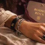 Bijoux rock femme : bagues chevalières, manchette cuir et créoles oversize, gros plan