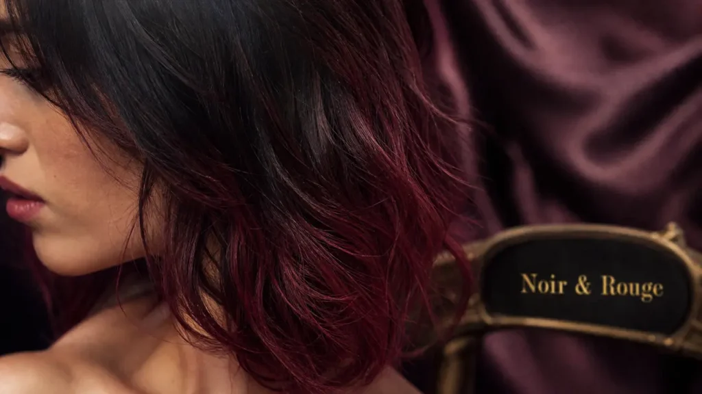 Cheveux noir et rouge : reflets bordeaux discrets ou rouge vif, ce qui change vraiment