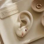 Composition boucles d oreilles 3 trous : mini créole, puce et micro-boule sur lobe