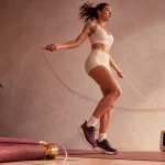 Perdre du poids corde a sauter : femme saute 20 min