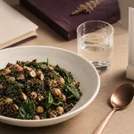 Pourquoi manger des proteines : assiette quinoa pois chiches épinards, protéines pour les muscles